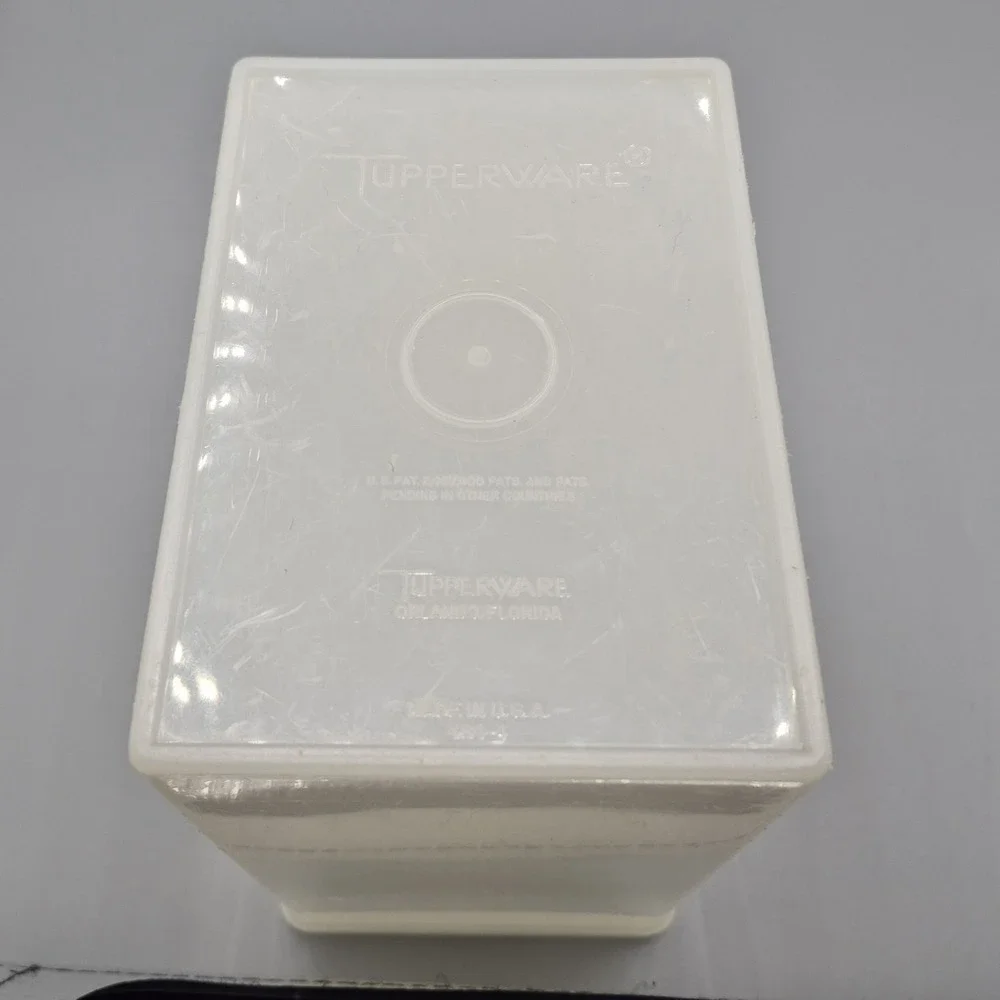 VINTAGE TUPPERWARE CONTAINER and LID 484-4 And 486-2‎